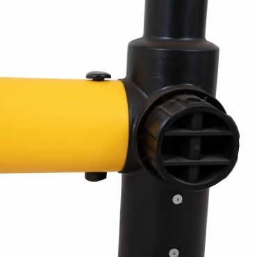 Zoom sur la lisse inférieure emboitée dans le trou du poteau de la barrière de protection pour rack