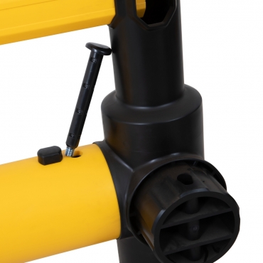 Zoom sur la vis de serrage de la barrière de protection pour rack