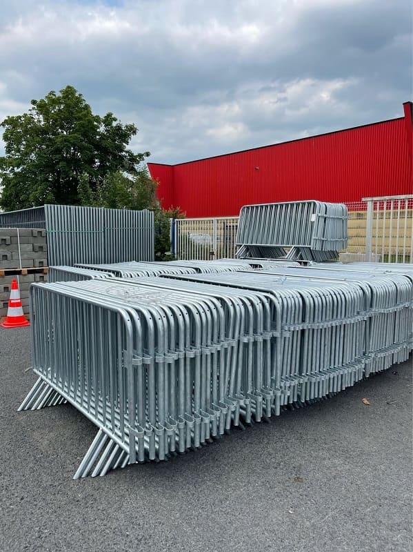 Location barrière de sécurité, foule, police et galva