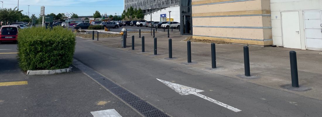 bornes anti béliers sur un parking