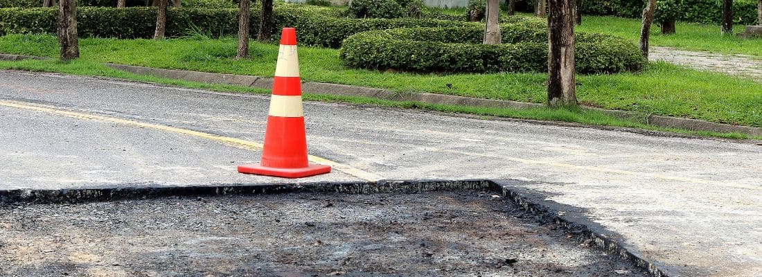 cône de chantier sur route en travaux