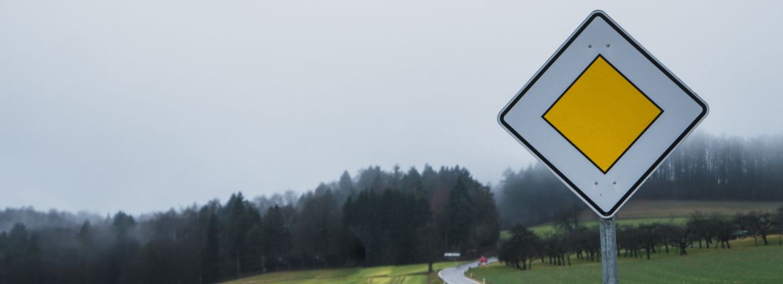 panneau route prioritaire sur une route