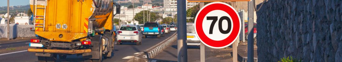 route avec signalisation routière